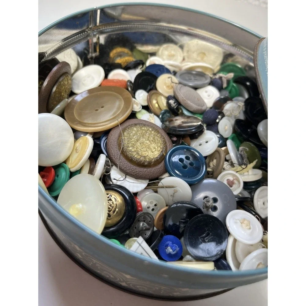 VTG Made In USA Tin Fruit Cake Bakers Of America Chicago IL Full Of VTG Buttons